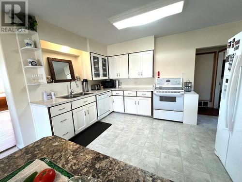 21 Short  Street, Fruitvale, BC - Indoor Photo Showing Kitchen With Double Sink