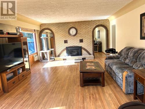 21 Short  Street, Fruitvale, BC - Indoor Photo Showing Living Room