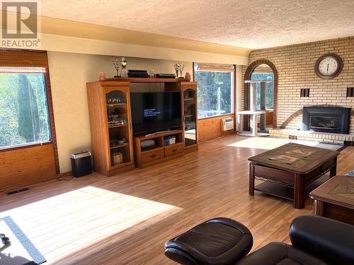 21 Short  Street, Fruitvale, BC - Indoor Photo Showing Living Room With Fireplace