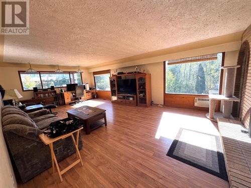 21 Short  Street, Fruitvale, BC - Indoor Photo Showing Living Room