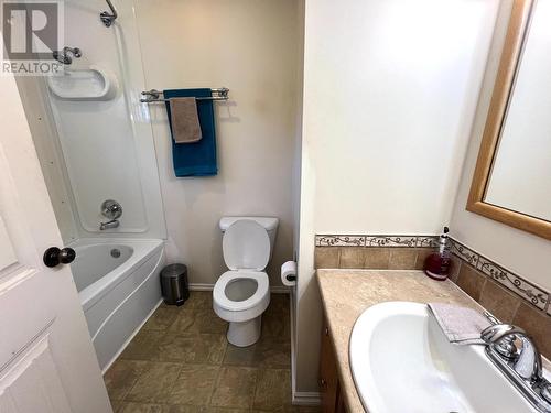 21 Short  Street, Fruitvale, BC - Indoor Photo Showing Bathroom