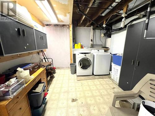 21 Short  Street, Fruitvale, BC - Indoor Photo Showing Laundry Room