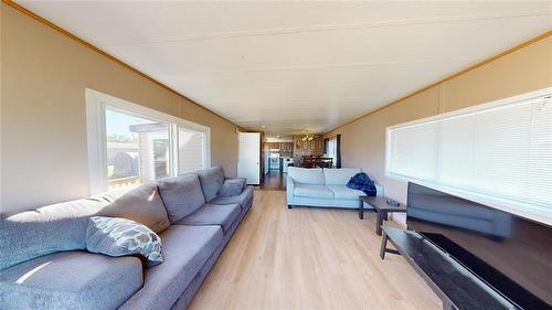 30 Woods Avenue, Sprucewoods, MB - Indoor Photo Showing Living Room