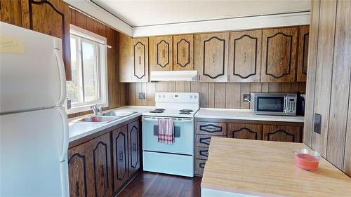 30 Woods Avenue, Sprucewoods, MB - Indoor Photo Showing Kitchen With Double Sink