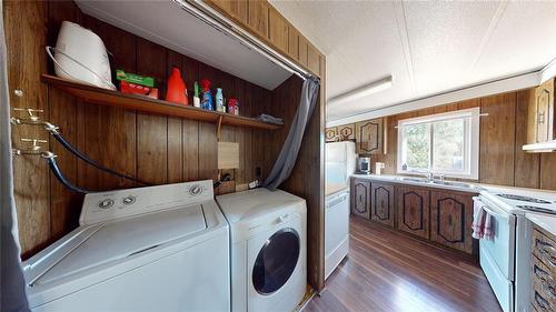 30 Woods Avenue, Sprucewoods, MB - Indoor Photo Showing Laundry Room