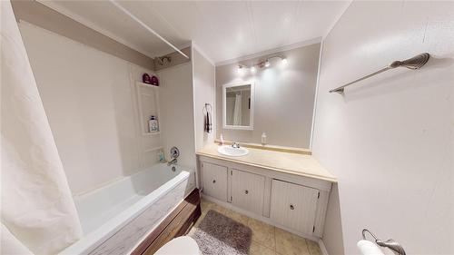 30 Woods Avenue, Sprucewoods, MB - Indoor Photo Showing Bathroom