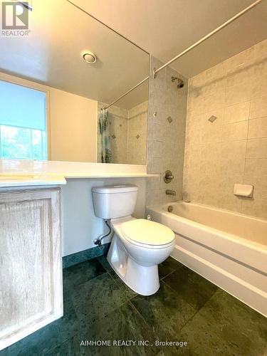 511 - 238 Doris Avenue, Toronto, ON - Indoor Photo Showing Bathroom