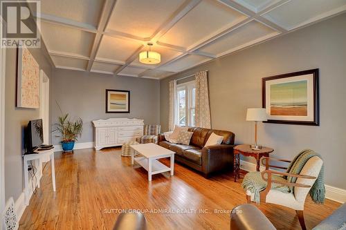 284 Richmond Street E, Oshawa, ON - Indoor Photo Showing Living Room