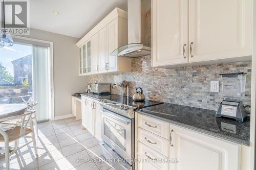 6 Cottonfield Circle, Caledon, ON - Indoor Photo Showing Kitchen With Upgraded Kitchen