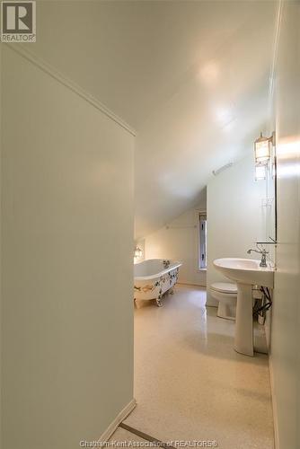 427 King Street West, Chatham, ON - Indoor Photo Showing Bathroom