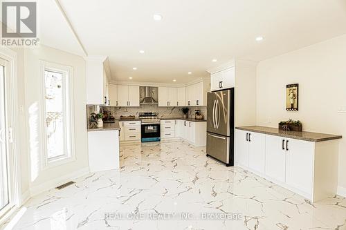 621 Winterton Way, Mississauga, ON - Indoor Photo Showing Kitchen