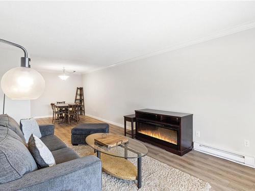 404-4724 Uplands Dr, Nanaimo, BC - Indoor Photo Showing Living Room