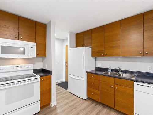 404-4724 Uplands Dr, Nanaimo, BC - Indoor Photo Showing Kitchen With Double Sink