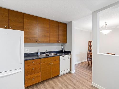 404-4724 Uplands Dr, Nanaimo, BC - Indoor Photo Showing Kitchen With Double Sink