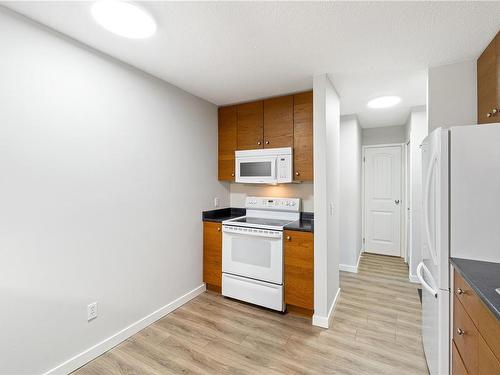 404-4724 Uplands Dr, Nanaimo, BC - Indoor Photo Showing Kitchen