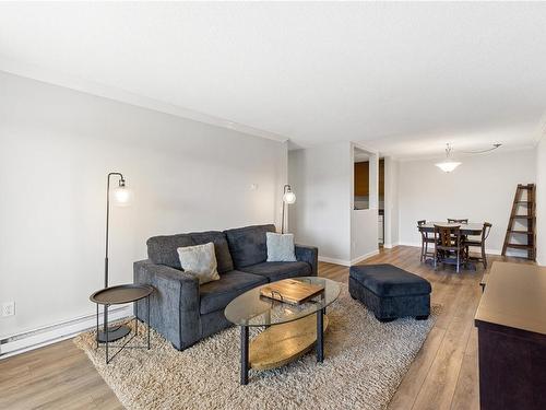 404-4724 Uplands Dr, Nanaimo, BC - Indoor Photo Showing Living Room