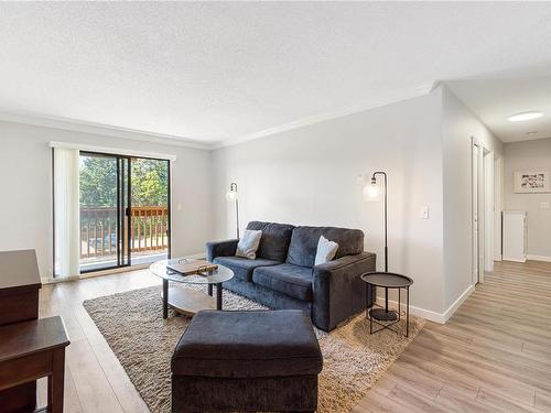 404-4724 Uplands Dr, Nanaimo, BC - Indoor Photo Showing Living Room