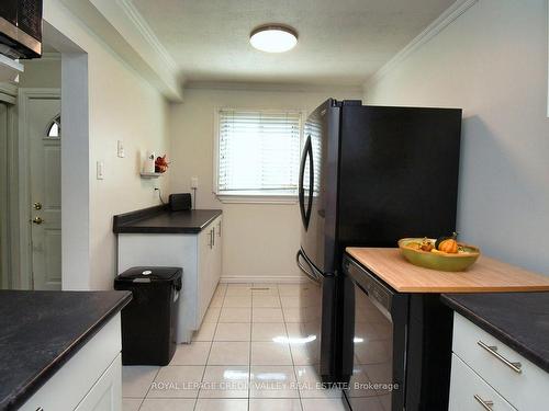 141-141 Fleetwood Cres, Brampton, ON - Indoor Photo Showing Kitchen