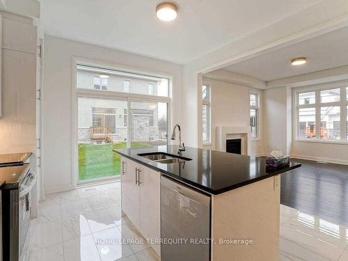 1469 Varelas Pass, Oakville, ON - Indoor Photo Showing Kitchen With Double Sink With Upgraded Kitchen