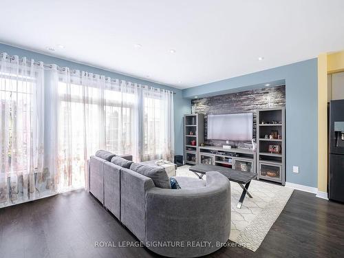 50 Mccardy Crt, Caledon, ON - Indoor Photo Showing Living Room