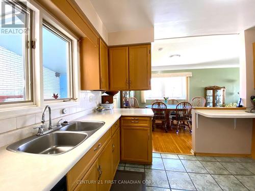 1081 Senate Court, Sarnia, ON - Indoor Photo Showing Kitchen With Double Sink