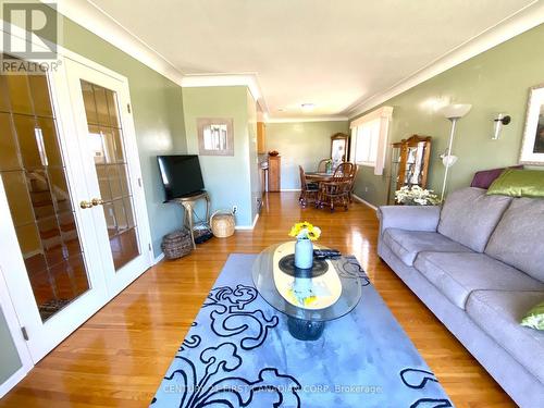 1081 Senate Court, Sarnia, ON - Indoor Photo Showing Living Room