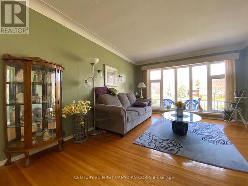 1081 Senate Court, Sarnia, ON - Indoor Photo Showing Living Room