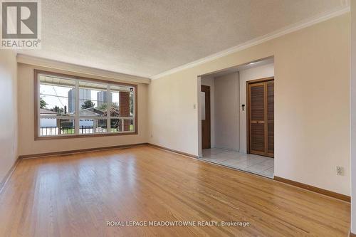 70 Saint Andrews Boulevard, Toronto, ON - Indoor Photo Showing Living Room