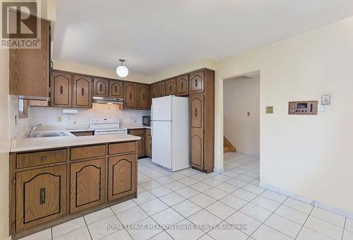 70 Saint Andrews Boulevard, Toronto, ON - Indoor Photo Showing Kitchen