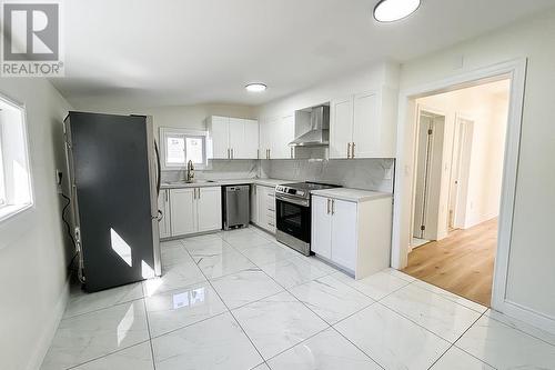 209 Spadina Ave, Sault Ste. Marie, ON - Indoor Photo Showing Kitchen