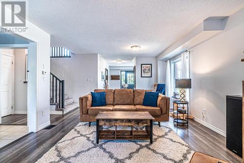 8 Fallingbrook Crescent, Kawartha Lakes (Lindsay), ON - Indoor Photo Showing Living Room