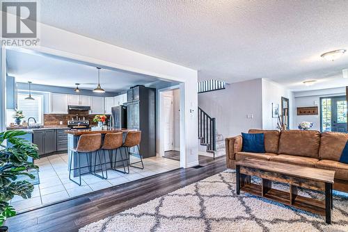 8 Fallingbrook Crescent, Kawartha Lakes (Lindsay), ON - Indoor Photo Showing Living Room