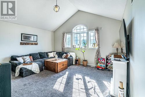 8 Fallingbrook Crescent, Kawartha Lakes (Lindsay), ON - Indoor Photo Showing Living Room