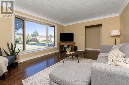 138 Elizabeth Drive, Halton Hills, ON - Indoor Photo Showing Living Room