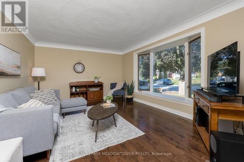 138 Elizabeth Drive, Halton Hills, ON - Indoor Photo Showing Living Room