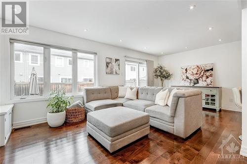 440 White Arctic Avenue, Ottawa, ON - Indoor Photo Showing Living Room