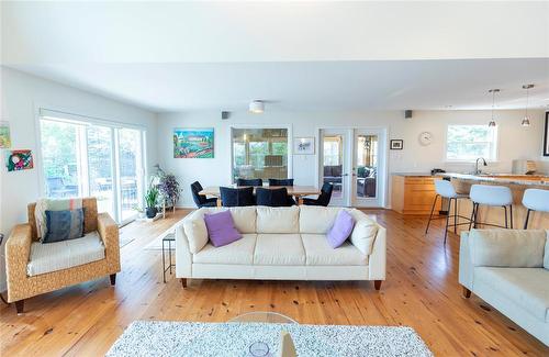 22 Thorvaldson Drive, Arnes, MB - Indoor Photo Showing Living Room