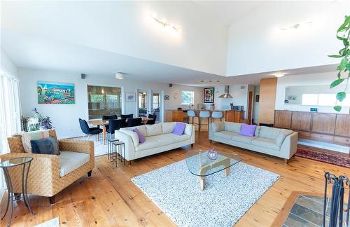 22 Thorvaldson Drive, Arnes, MB - Indoor Photo Showing Living Room