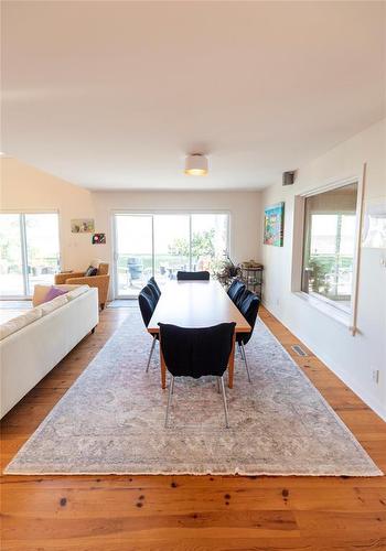 22 Thorvaldson Drive, Arnes, MB - Indoor Photo Showing Living Room