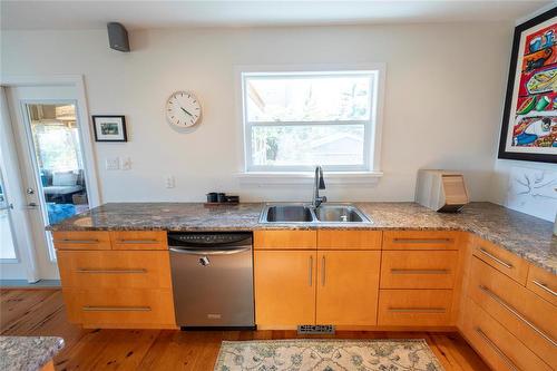 22 Thorvaldson Drive, Arnes, MB - Indoor Photo Showing Kitchen With Double Sink