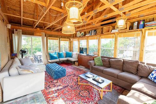 22 Thorvaldson Drive, Arnes, MB - Indoor Photo Showing Living Room