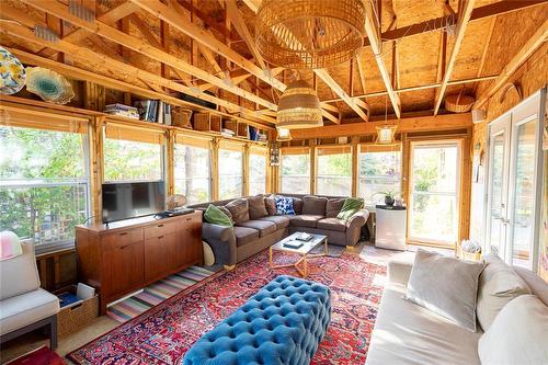 22 Thorvaldson Drive, Arnes, MB - Indoor Photo Showing Living Room