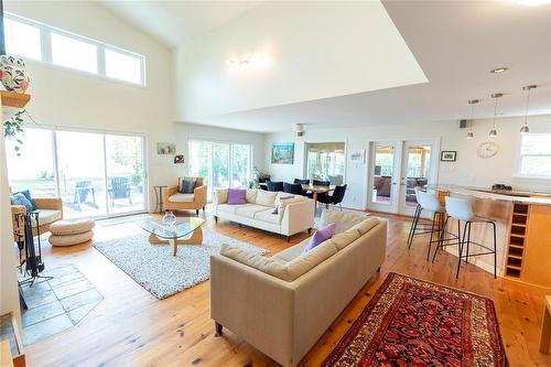 22 Thorvaldson Drive, Arnes, MB - Indoor Photo Showing Living Room