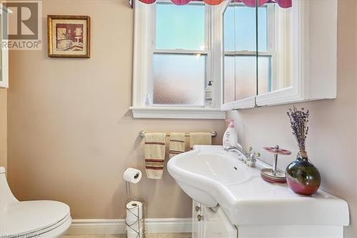 949 Dunsmure Road, Hamilton, ON - Indoor Photo Showing Bathroom