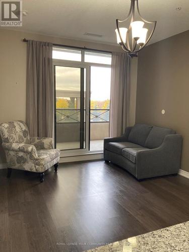 201 - 9255 Jane Street, Vaughan, ON - Indoor Photo Showing Living Room