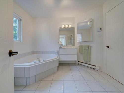 Ensuite bathroom - 840Z Av. D'Isère, Saint-Lambert, QC 