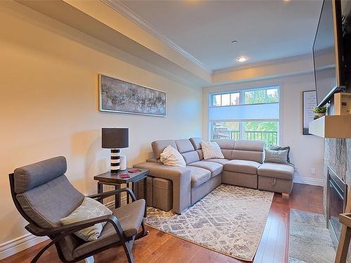 213-1325 Bear Mountain Pkwy, Langford, BC - Indoor Photo Showing Living Room