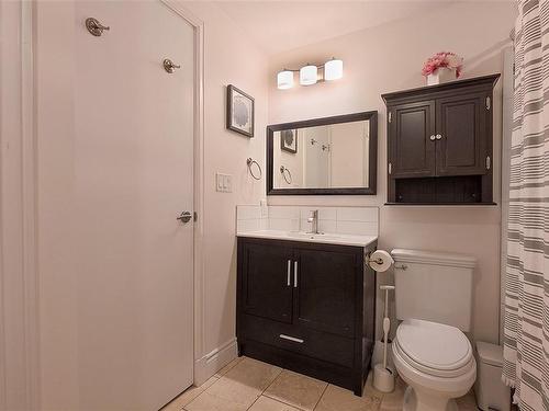 213-1325 Bear Mountain Pkwy, Langford, BC - Indoor Photo Showing Bathroom