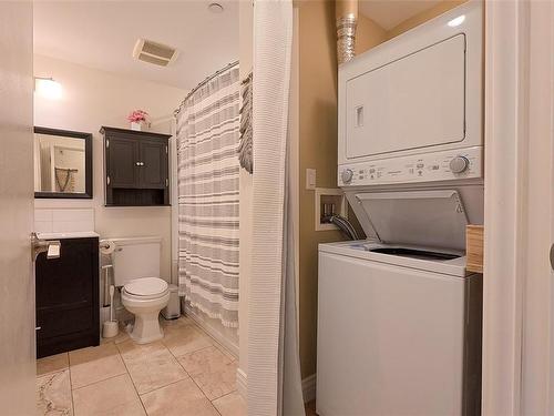 213-1325 Bear Mountain Pkwy, Langford, BC - Indoor Photo Showing Laundry Room