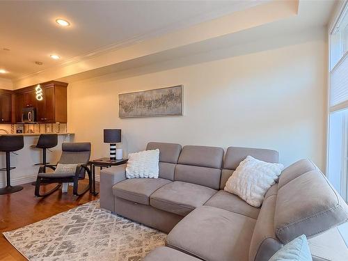 213-1325 Bear Mountain Pkwy, Langford, BC - Indoor Photo Showing Living Room